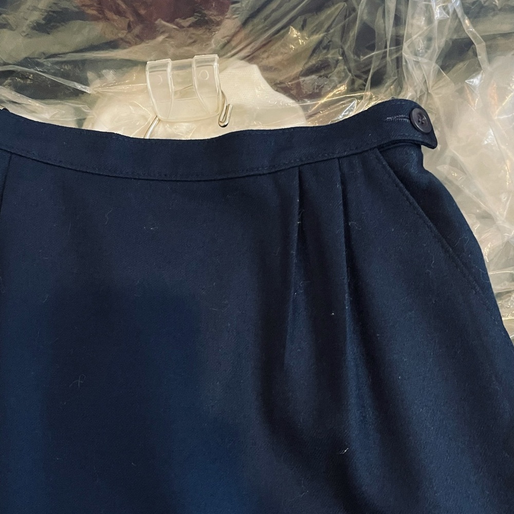 Vintage ’80s Pendleton wool skirt 31” Navy. 10/10 condition Size 6. Lined. - Picture 7 of 8
